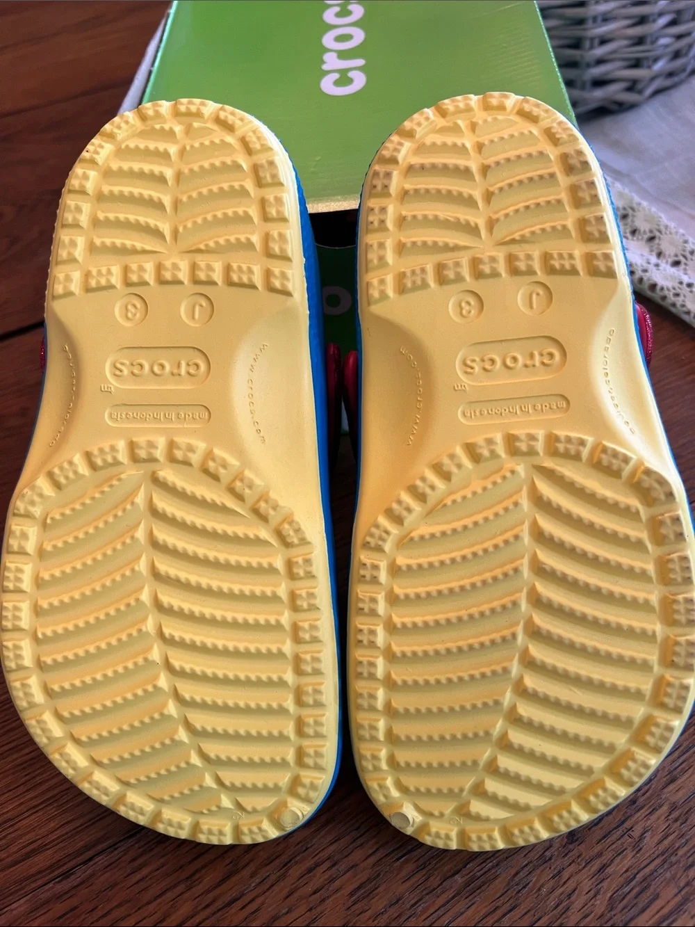 Snow White Kids 3 Crocs Classic Clog - J3 - Sunshine New in Box Disney